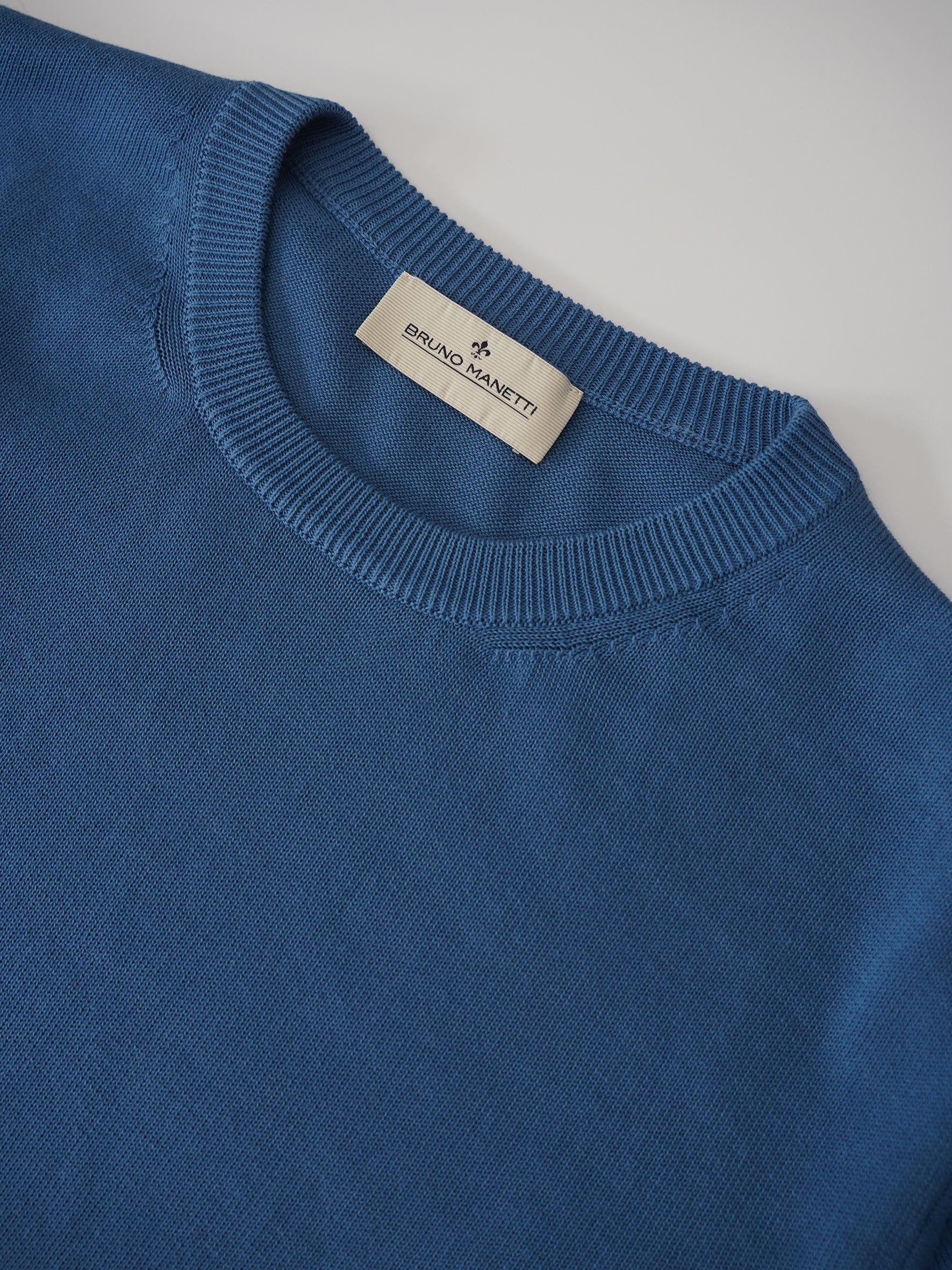 Royalblaues Strick-Shirt
